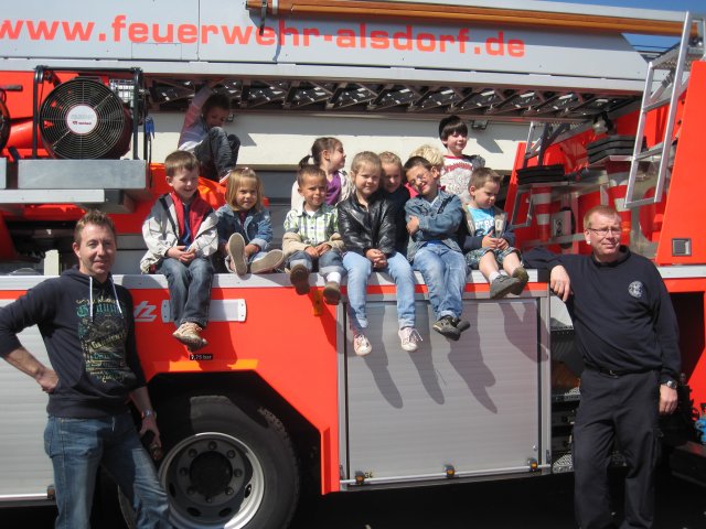 Alle Mann auf dem Feuerwehrauto