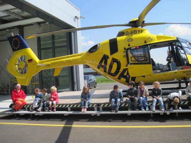 Der Hubschrauber fährt aus der Halle