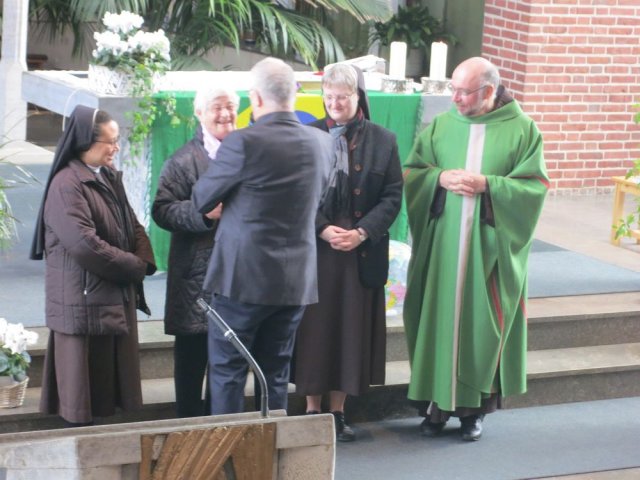 Heijo Neumann gratuliert Schwester Goretti