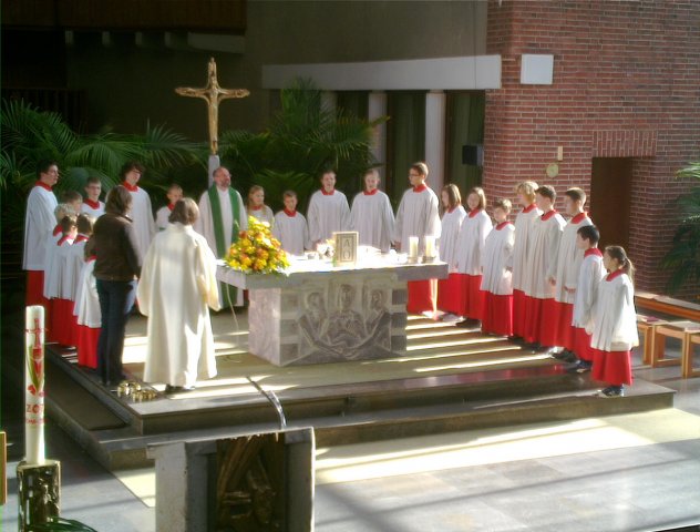 Alle am Altar