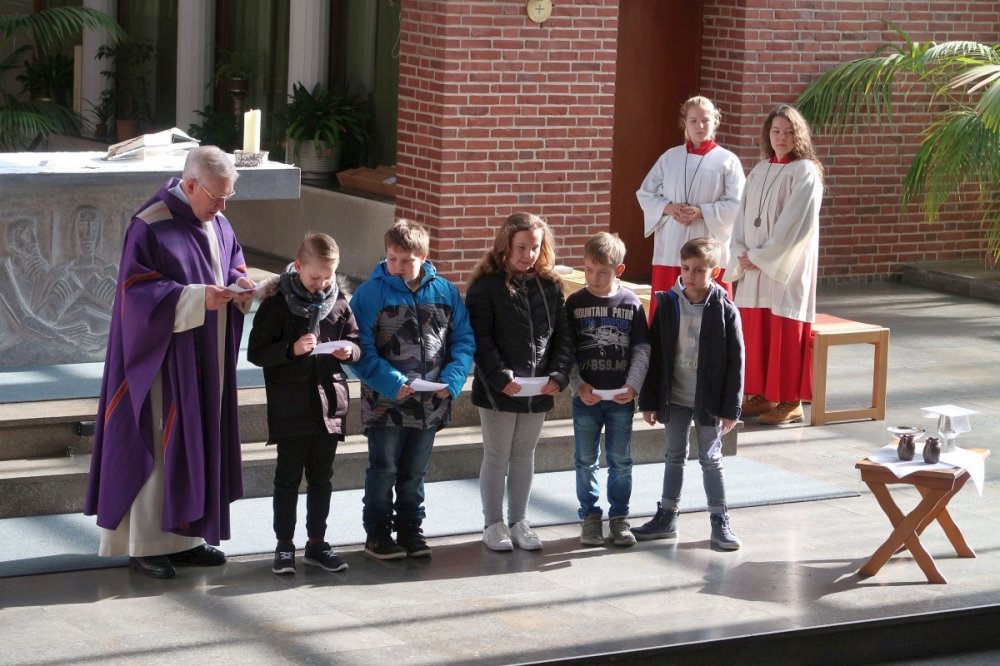 Erstkommunionkinder mit Propst Bongard